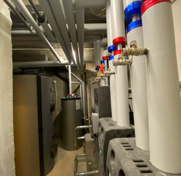 Une image de tuyaux connectés représentant des travaux de plomberie et de chauffage dans un bâtiment résidentiel ou commercial.