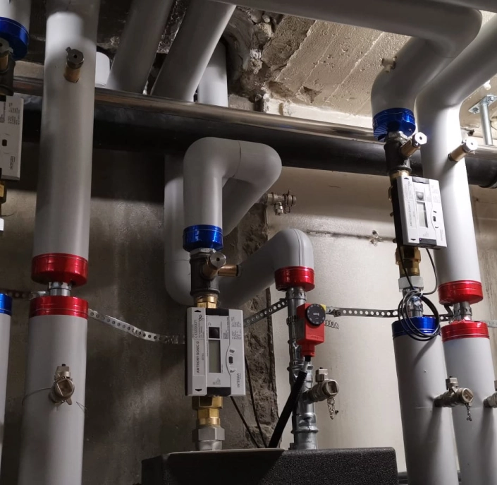 Une image de tuyaux connectés représentant des travaux de plomberie et de chauffage dans un bâtiment résidentiel ou commercial.